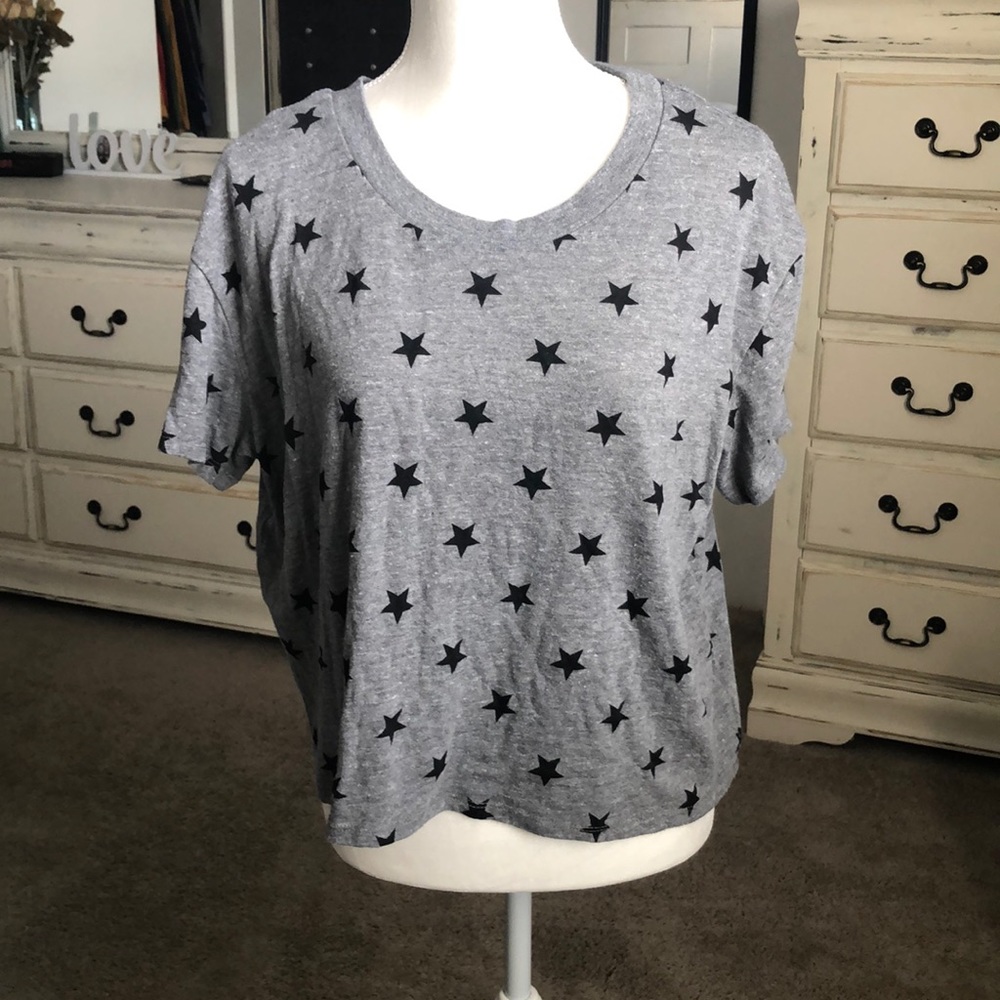 Cute gray crop tee with black stars